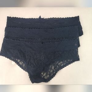 Victoria's Secret black hipster lacey panty set of 3 in size M.
